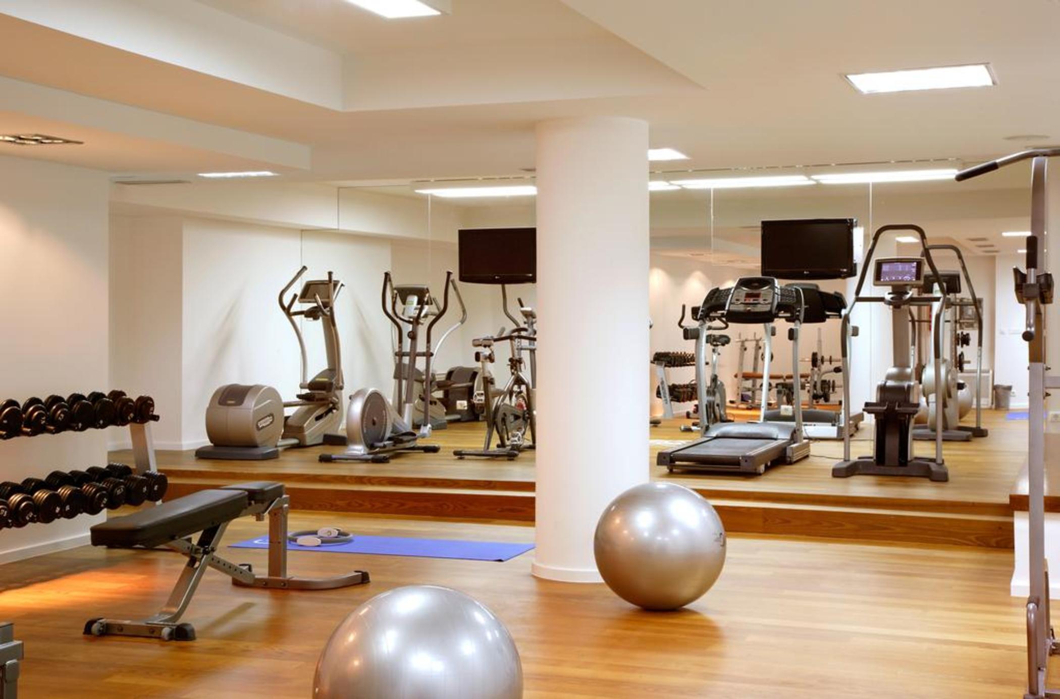 Hotel Atrium Split Exterior photo A gym