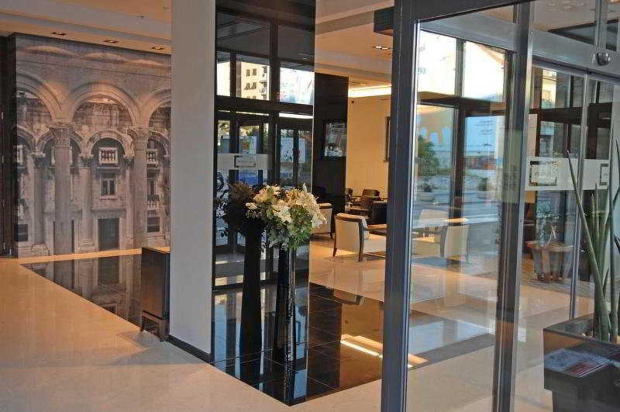 Hotel Atrium Split Interior photo Entrance to the hotel
