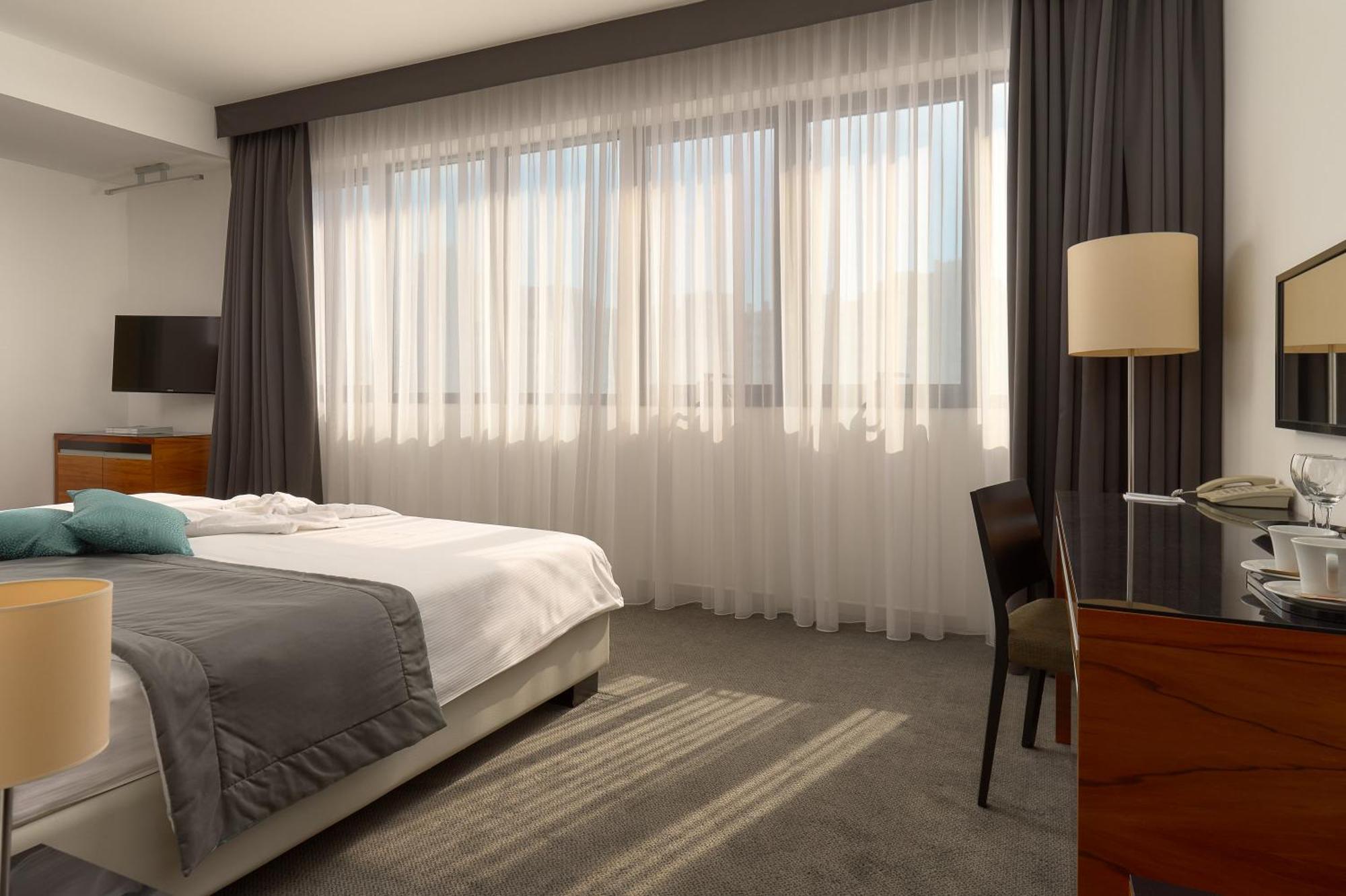 Hotel Atrium Split Exterior photo A bedroom
