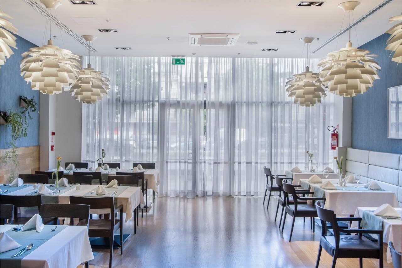 Hotel Atrium Split Exterior photo Restaurant